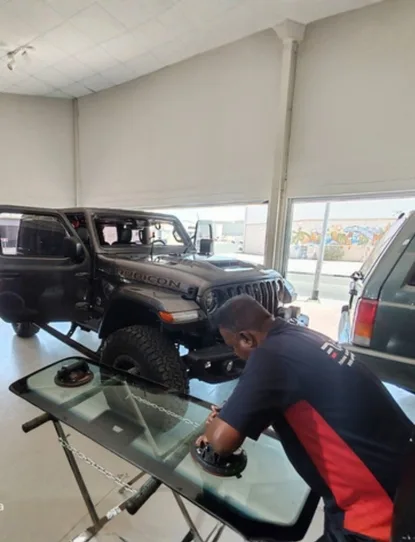 Express Autoglass: Expert On-Site Auto Glass Replacement in the UAE - image 1