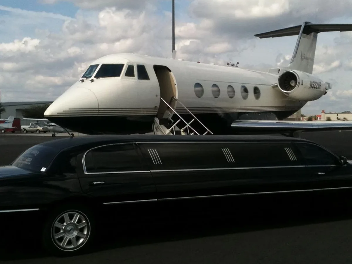 Experience Reliable Travel With Professional Limo Transportation In Denver - image 1
